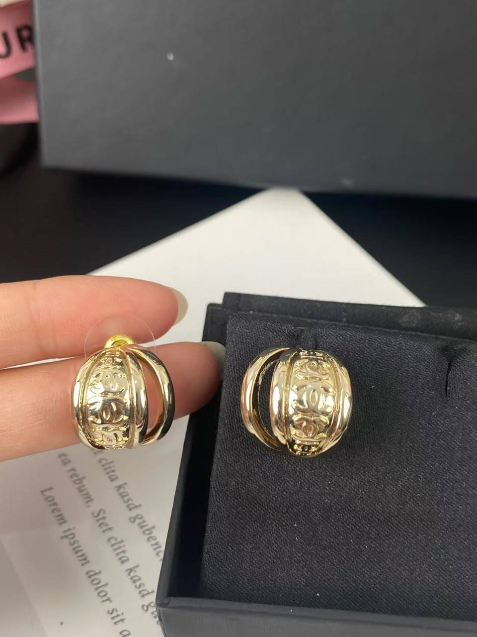 CHANEL 
Earring 🦋
Master quality 💯
With normal boxes 🗃️ 
45 dhs🇦🇪🇦🇪

With master box 📦 
70 dhs🇦🇪🇦🇪

Zain216
♥️♥️♥️