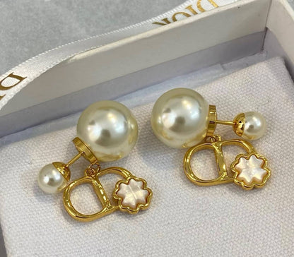 Dior❤️‍🔥*
Earring 🦋
Master quality 💯
With normal boxes 📦 
55 dhs✅
With master box 🗃️ 
65 dhs✅

Zain216
♥️♥️♥️