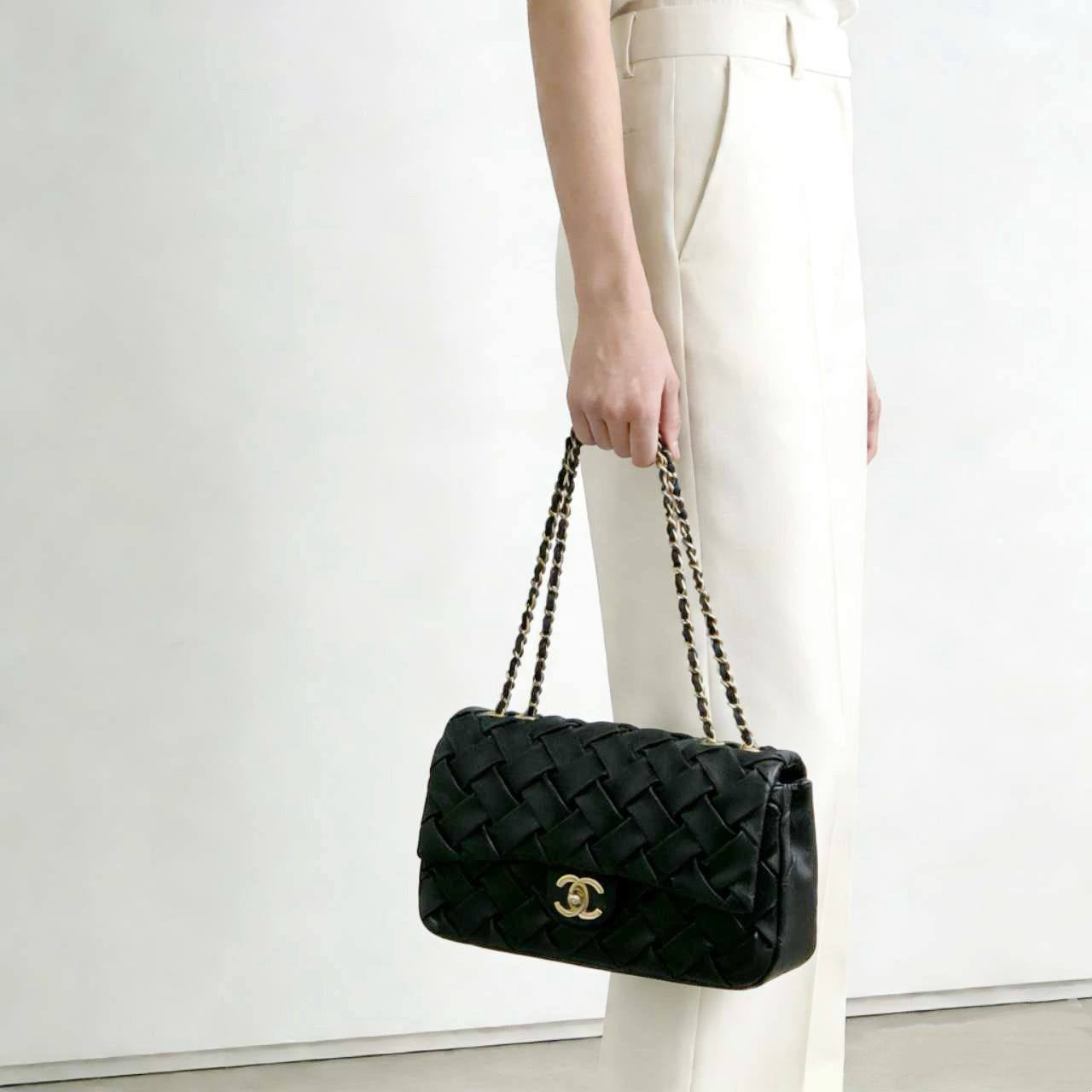 CHANEL 
COPY ONE 
WITH BOX 
140 dhs✅

Zain39
♥️♥️♥️