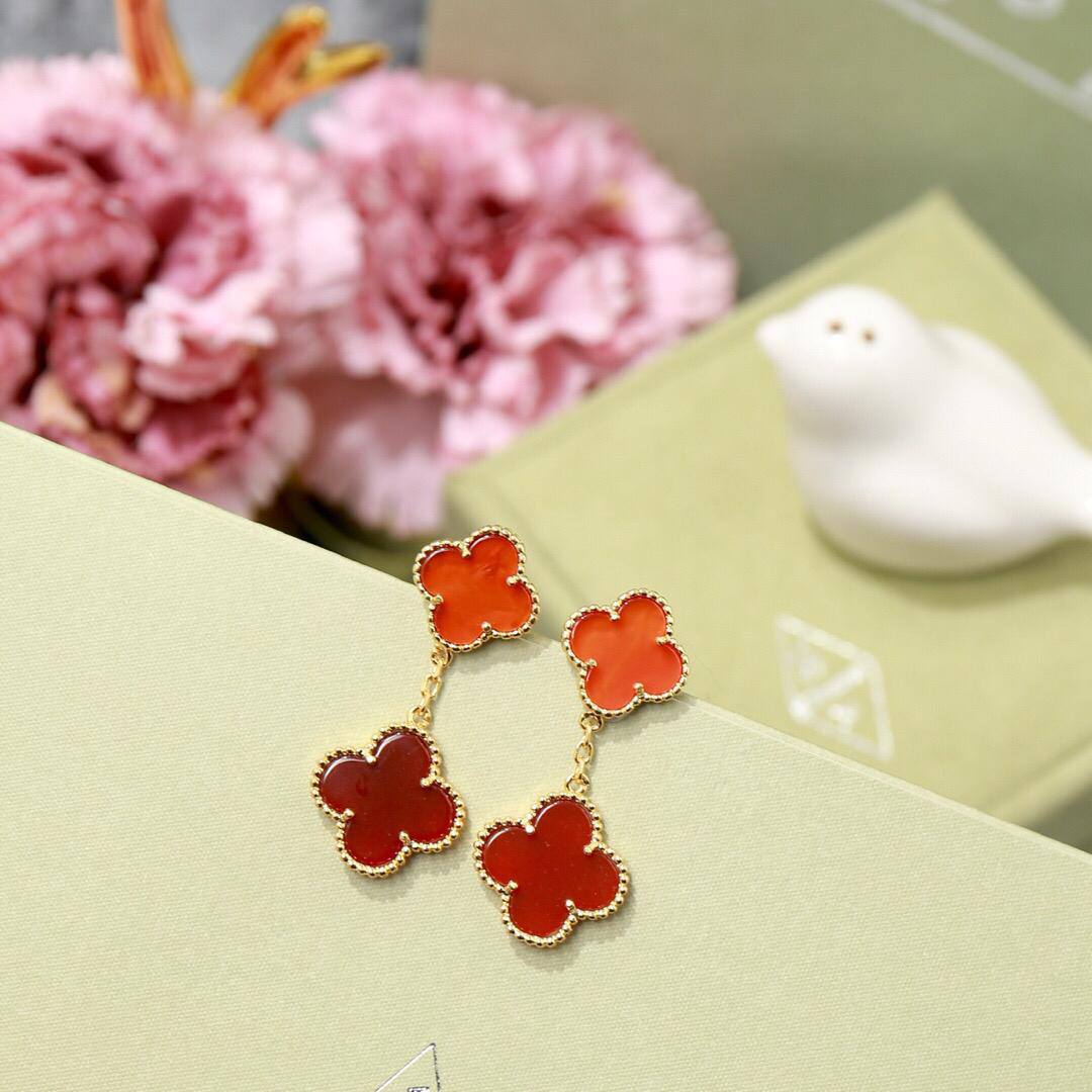 VCA 💫✨
       *Earrings 2 FLOWER*     💎
65 dhs🪙🌨️
             _WITH_
        *GOOD Box*📦
🎁🎁🎁


Zain89
♥️♥️♥️