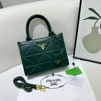 Prada Mini 
Good Quality 
95 dhs💓

Zain250
♥️♥️♥️