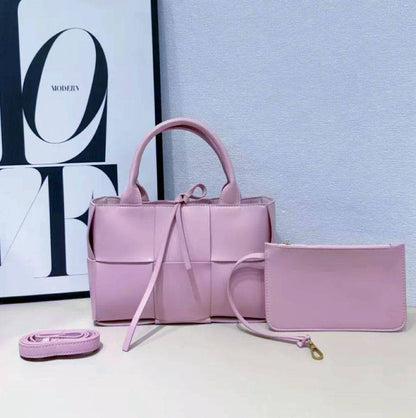 BOTTEGA 
GOOD QUALITY  
WITH BOX 
110 dhs✅

Zain295
♥️♥️♥️