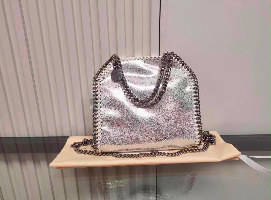 Stella mccarteny

Small 95 dhs🇦🇪🇦🇪

Medium  100 dhs🇦🇪🇦🇪

Big  110 dhs🇦🇪🇦🇪


with box

Zain35
♥️♥️♥️