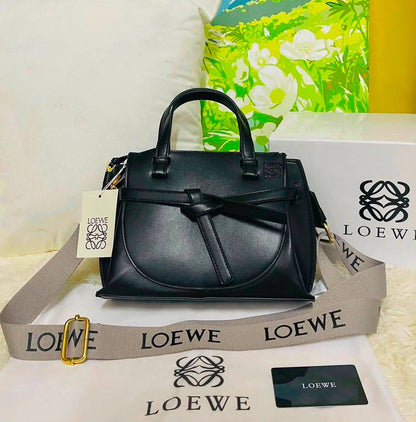 LOEWE 
GOOD QUALITY WITH BOX 
90 dhs💓

Zain295
♥️♥️♥️