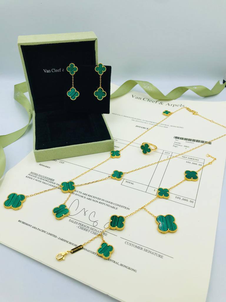 VANCLEAF SET
MASTER💫✨

230 dhs🇦🇪🇦🇪

WITH BOX AND PAPER BAG🛍️🎁


Zain89
♥️♥️♥️