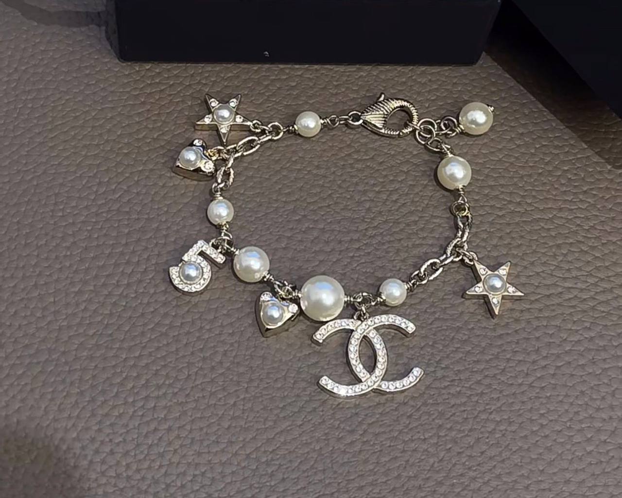 CHANEL ❤️‍🔥*
Bracelet 💥
Master quality 💯
With normal boxes 🗃️ 
60 dhs✅
With master box 📦 
85 dhs✅

Zain216
♥️♥️♥️