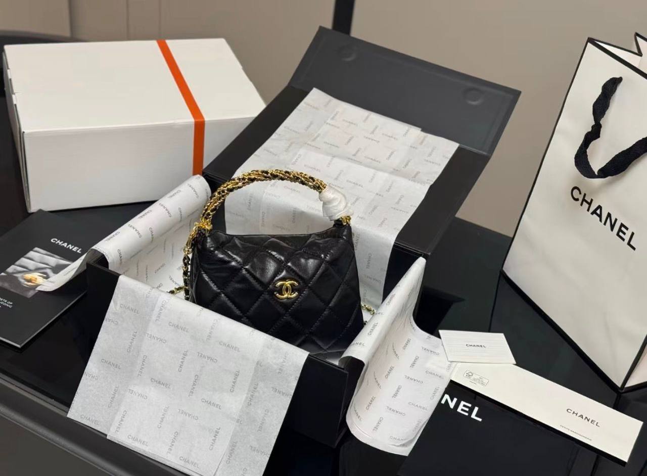 Chanel

95 dhs✅

with box
🎁🎁🎁

Zain35
♥️♥️♥️