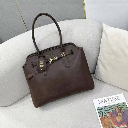 MIU MIU

Best quality 
with box
105 dhs🇦🇪🇦🇪

size 40CM

Zain290
♥️♥️♥️