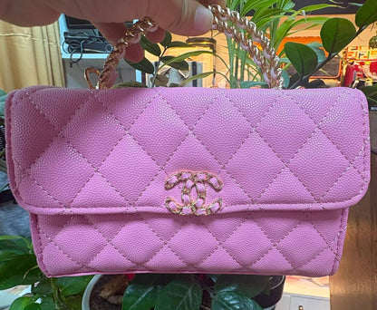 Chanel
100 dhs✅
With box

Zain219
♥️♥️♥️