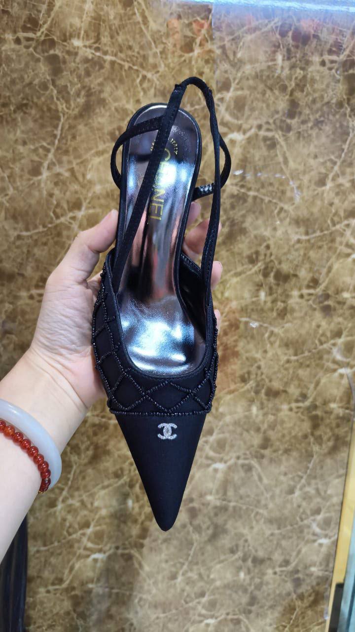 Chanel

size 36 to 41

140 dhs🇦🇪🇦🇪

Zain103
♥️♥️♥️