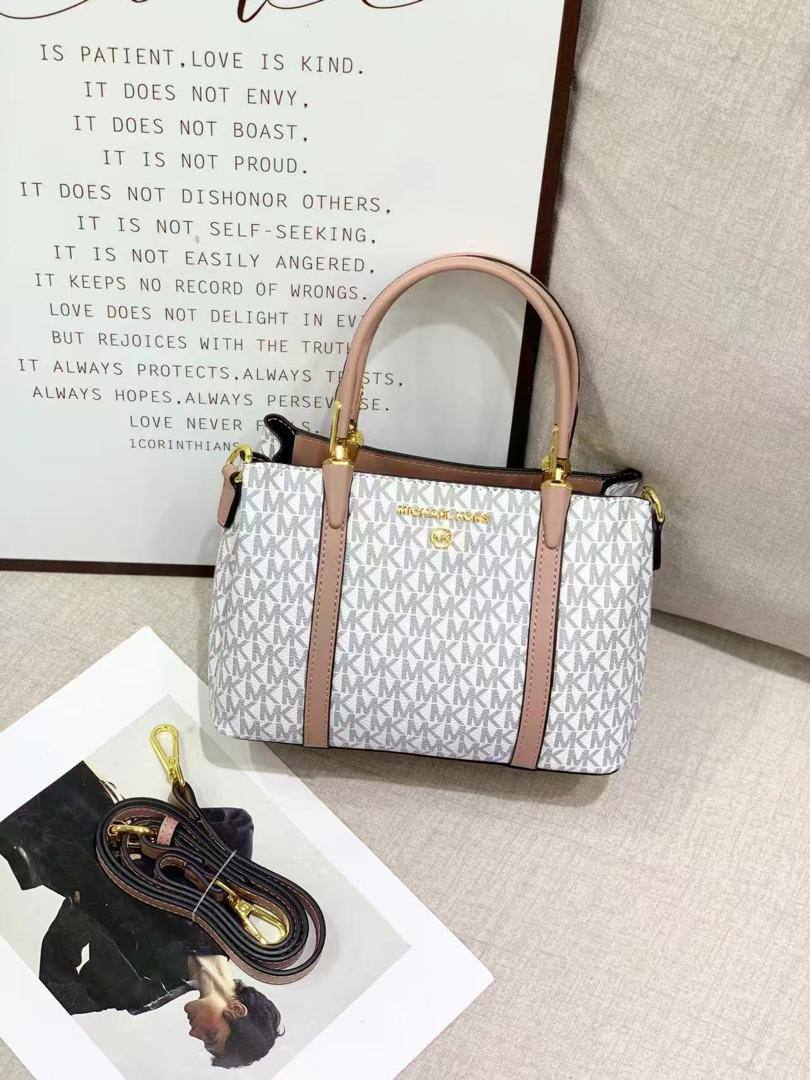 MK
90 dhs🪙💕 

with box 
🎁🎁🎁

high quality

Zain26
♥️♥️♥️