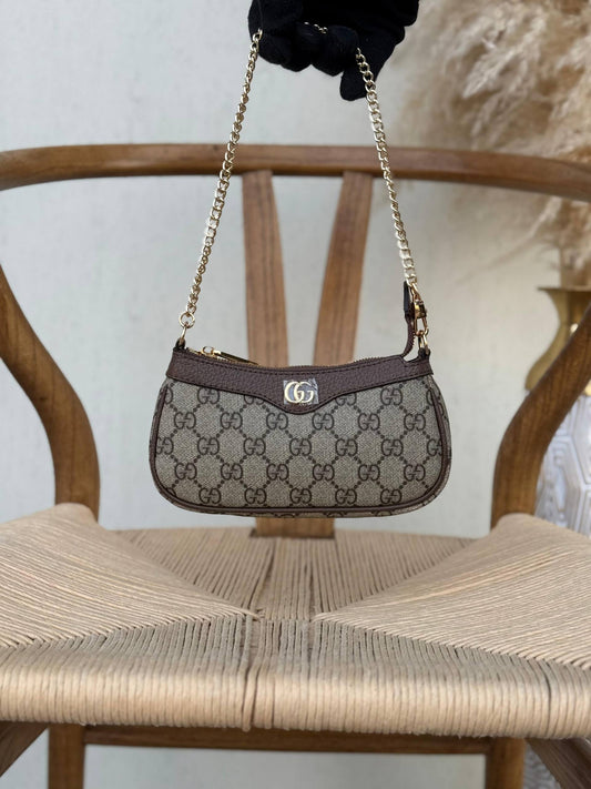 GUCCI
19cm
290 dhs💓
Top quality 
With box🎁

Zain167
♥️♥️♥️
