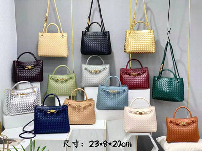 Bottega veneta  

with box 
🎁🎁🎁

100 dhs❤️

Zain177
♥️♥️♥️