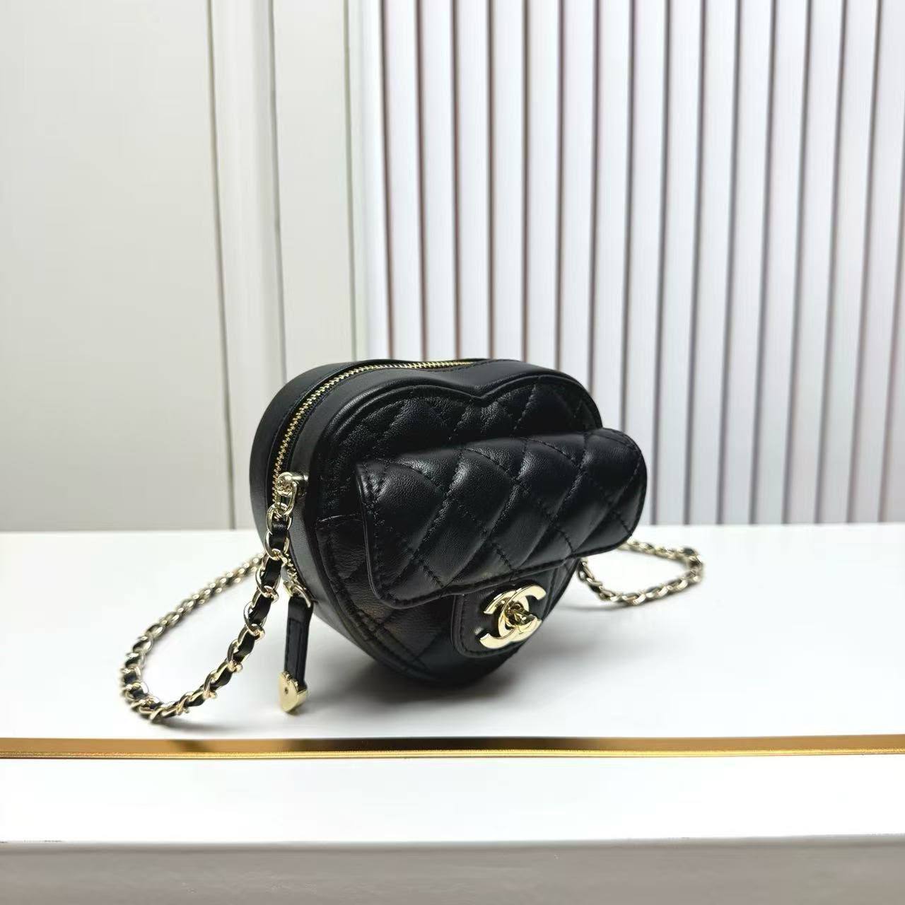 Chanel
Master🌺🌺
270 dhs💛

Zain141
♥️♥️♥️