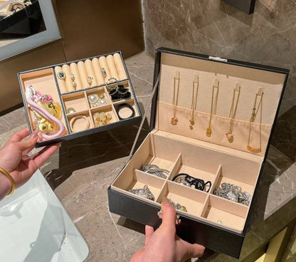 YSL ❤️‍🔥*
Jewelry box 🗃️ 
You can put your all accessories in this box 😳
Master quality 💥
75 dhs✅

Zain216
♥️♥️♥️