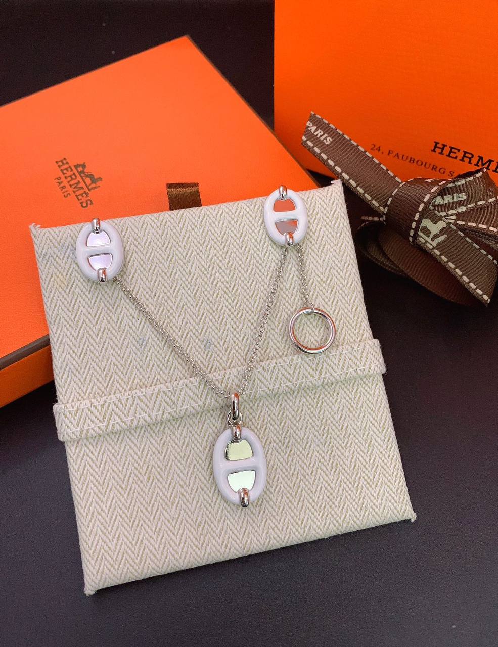 Hermes Set 

NECKLACE EARRINGS

65 DHS🪙🌨️

Zain89
♥️♥️♥️