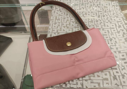 Longchamp
BIG
70 dhs❣️
size 46×19×30cm
Medium
60 dhs❣️
size 36×24×14cm
SMALL
50 dhs❣️
size 20×8.5×14cm

Zain41
♥️♥️♥️