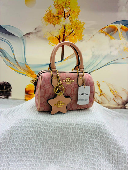COACH

Best quality 
with box
100 dhs🇦🇪🇦🇪

size 18CM

Zain290
♥️♥️♥️