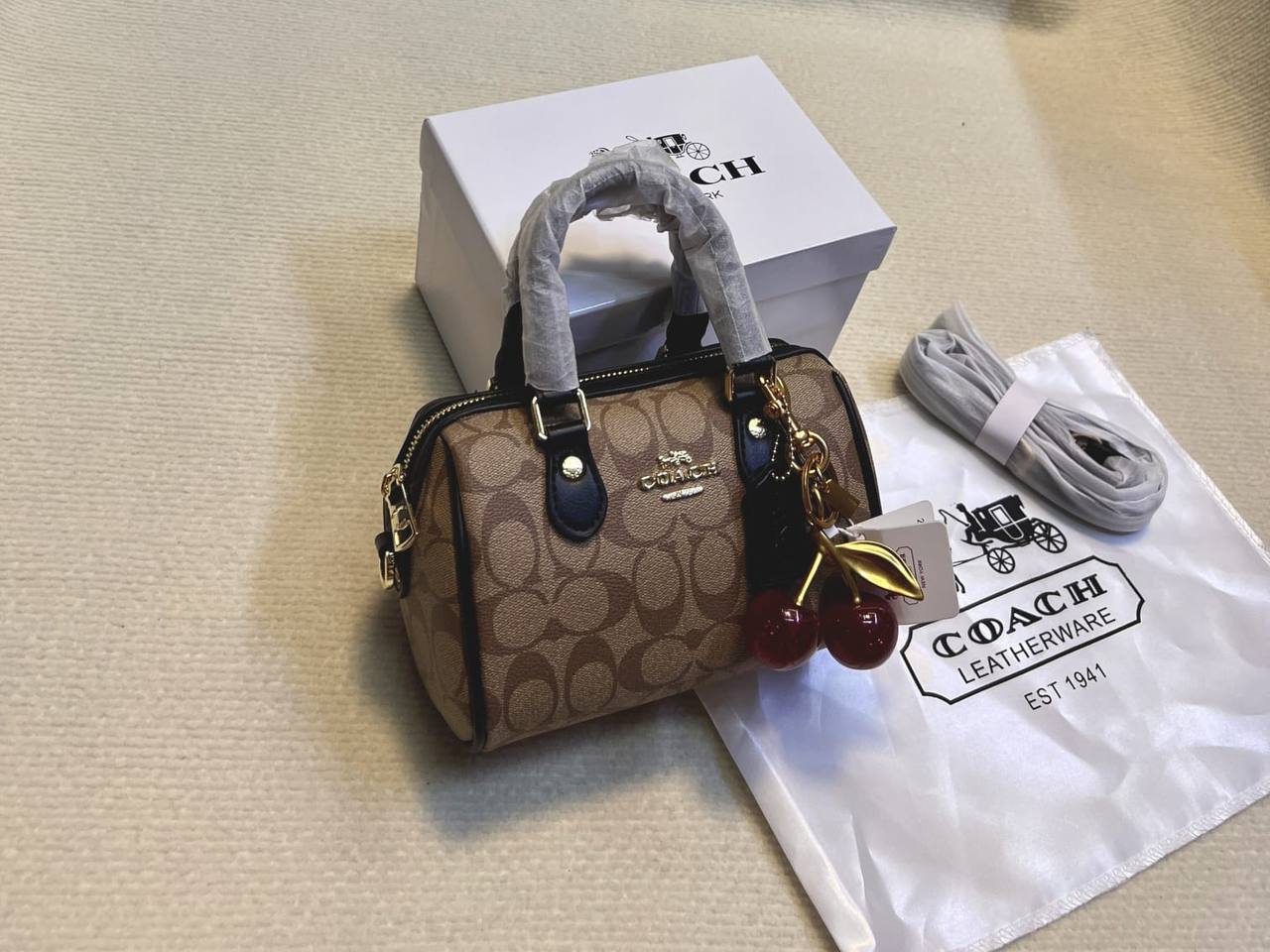 Coach

90 dhs✅

with box
🎁🎁🎁

size 20cm

Zain26
♥️♥️♥️