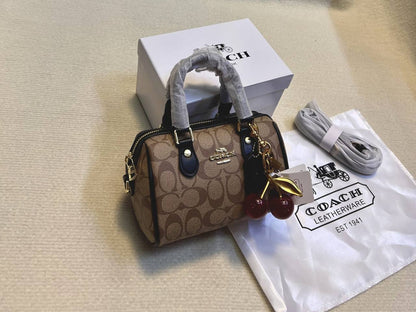 Coach

90 dhs✅

with box
🎁🎁🎁

size 20cm

Zain26
♥️♥️♥️