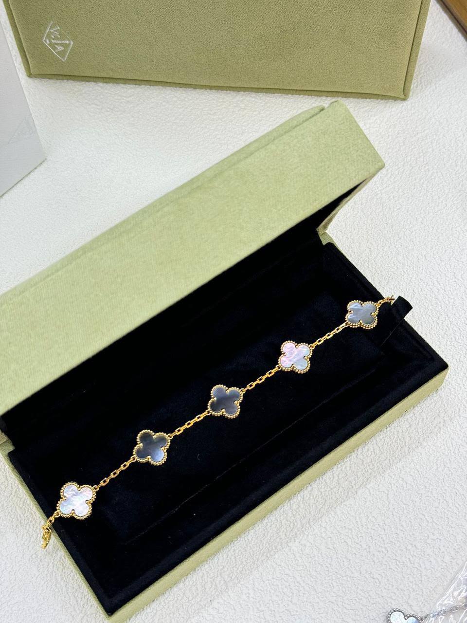 VCA 
Bracelet 🦋
Master quality 💯
With normal boxes 🗃️ 
75 dhs✅

With master box 📦 
120 dhs✅

Zain216
♥️♥️♥️