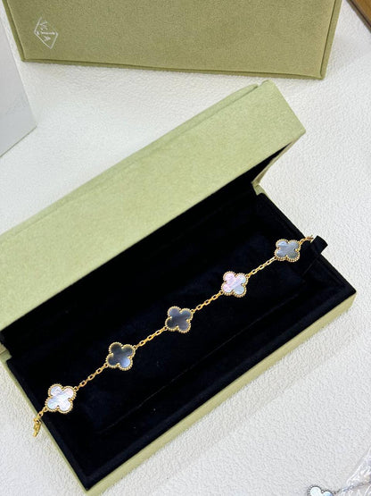 VCA 
Bracelet 🦋
Master quality 💯
With normal boxes 🗃️ 
75 dhs✅

With master box 📦 
120 dhs✅

Zain216
♥️♥️♥️
