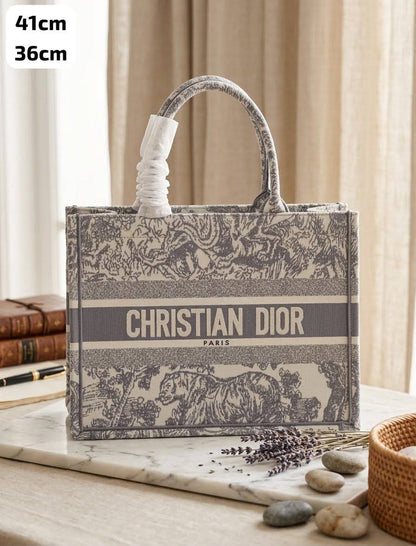 Dior 

41cm 
120 dhs

36cm 
 115 dhs 

No box

Zain72
♥️♥️♥️