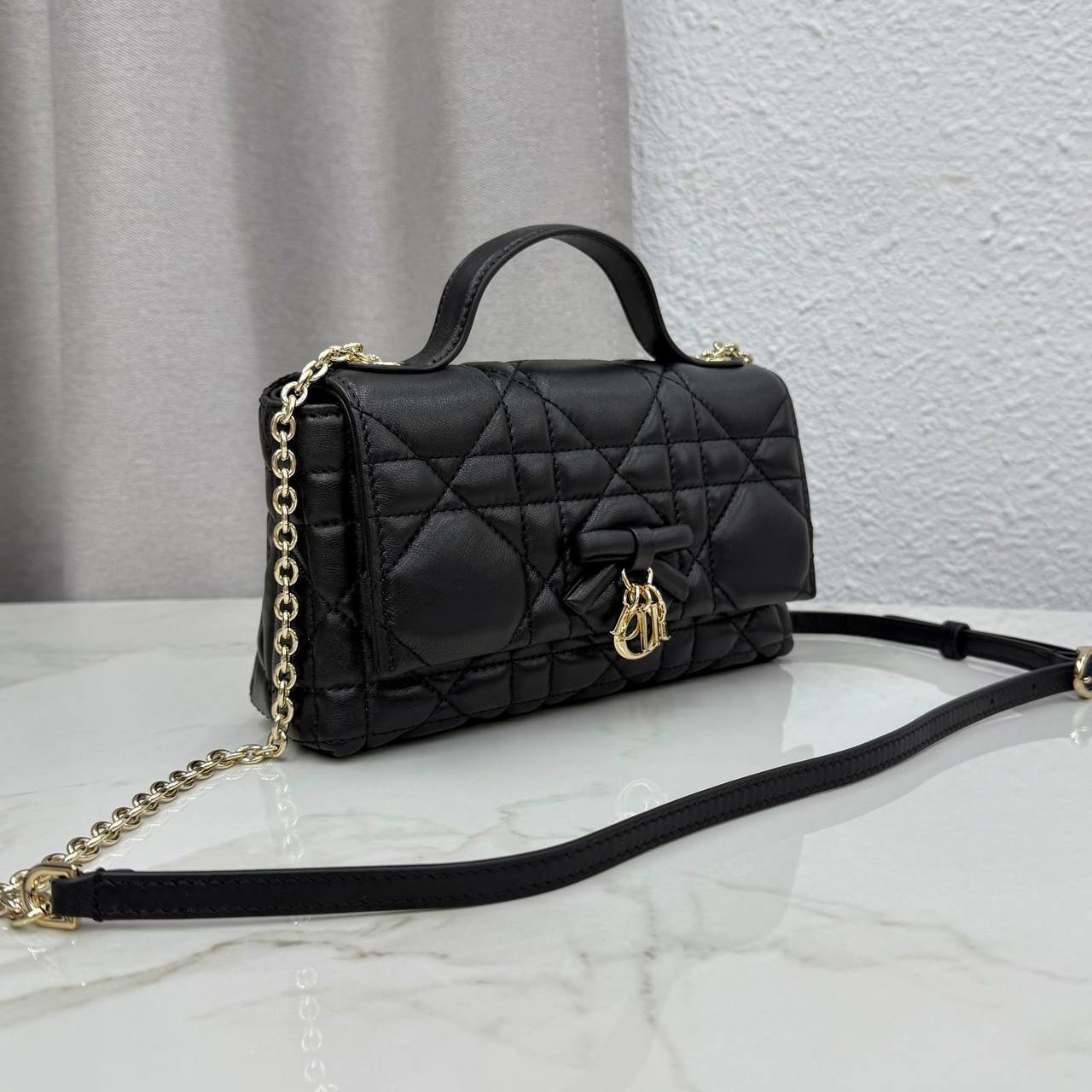 DIOR NEW CAME HIGH QUALITY WITH BOX  
120 dhs🇦🇪🇦🇪

Zain295
♥️♥️♥️