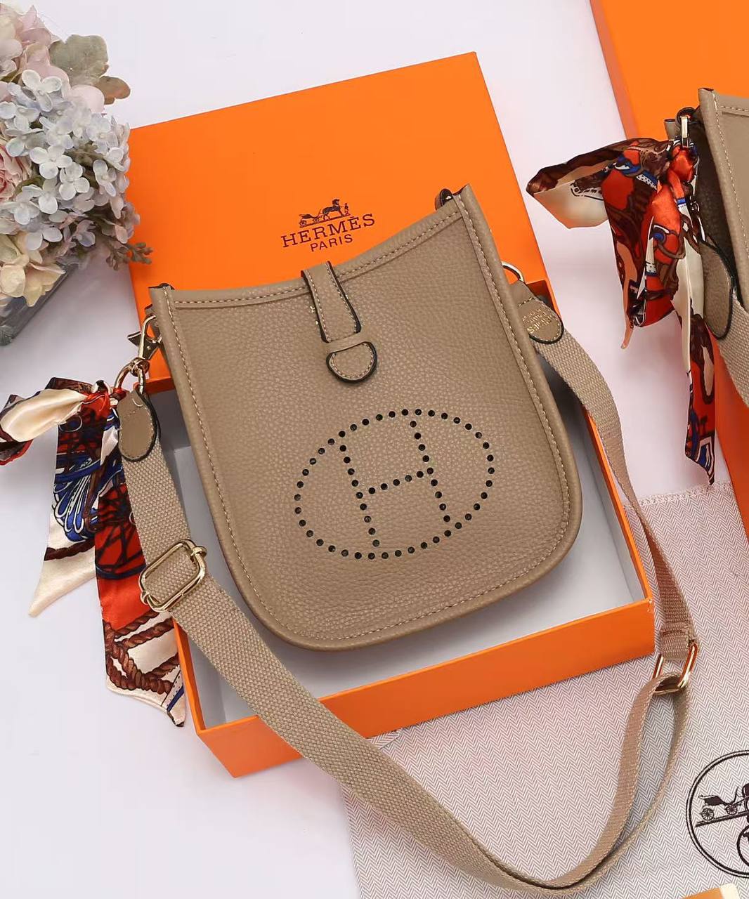 Hermes 
90 dhs🇦🇪🇦🇪 
with box

Zain235
♥️♥️♥️