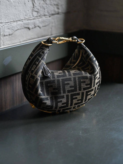 Fendi
100 dhs🪙🌨️
SIZE：20cm
Good quality 

with box
🎁🎁🎁

Zain35
♥️♥️♥️
