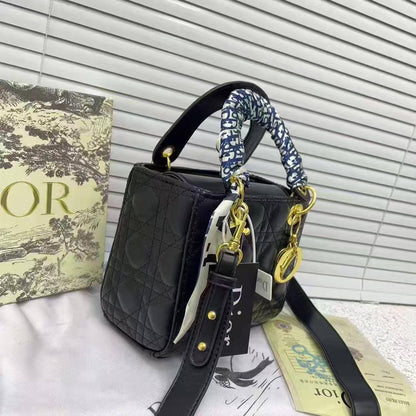 Dior
17.*15*10 cm
With box 
90 dhs🇦🇪🇦🇪

Zain17
♥️♥️♥️