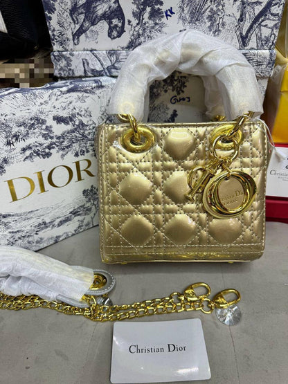 💎  Lady Dior
1⃣️ First quality +🎁
Size : 18 * 14 cm
90 dhs✅

with box
🎁🎁🎁🎁

Zain115
♥️♥️♥️