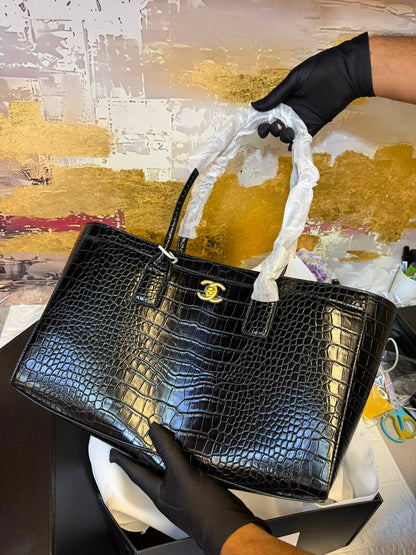 Chanel
Master
330 dhs🇦🇪🇦🇪
with box

Zain175
♥️♥️♥️