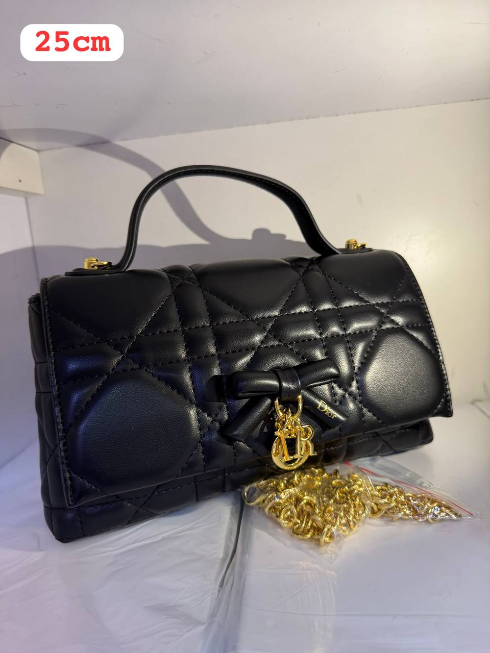 Dior
 25cm 
with box
 120 dhs💛

Zain168
♥️♥️♥️