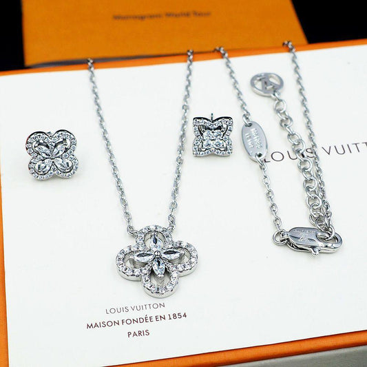 Lv Set 💐
Necklace 
Earrings 
Master quality 💎

*90* AED normal box 📦

Zain48
♥️♥️♥️