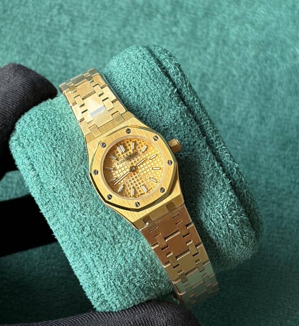 Ap watch for ladies 
good quality 
290 dhs
 (size 23mm )

Zain59
♥️♥️♥️