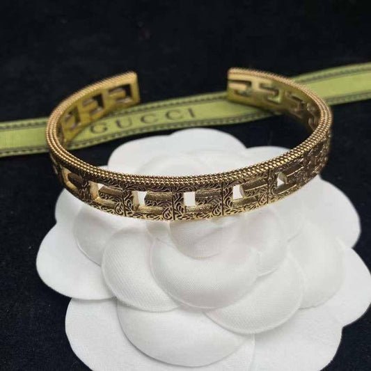 GUCCI 
MASTER ✨💫
BANGLE 
55 DHS💓
WITH BOX AND PAPER BAG 🛍️🎁

Zain89
♥️♥️♥️