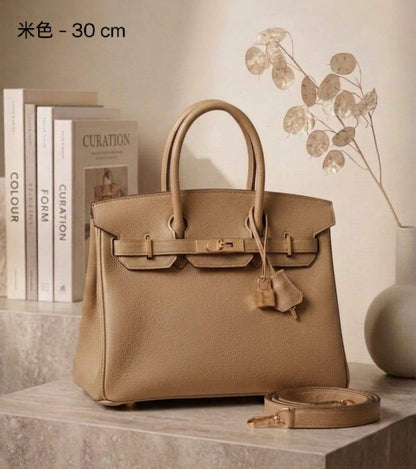 HERMES

 ʙɪʀᴋɪɴ SOFT ʟᴇᴀᴛʜᴇʀ ɢᴏʟᴅ ʜᴀʀᴅᴡᴀʀᴇ ᴡɪᴛʜ ʟᴏɴɢ ʙᴇʟᴛ sᴛʀᴀᴘ 

sɪᴢᴇ : 30 cm
ɢᴏᴏᴅ ǫᴜᴀʟɪᴛʏ ᴍᴀᴛᴇʀɪᴀʟ 

115 dhs🇦🇪🇦🇪

Zain31
♥️♥️♥️