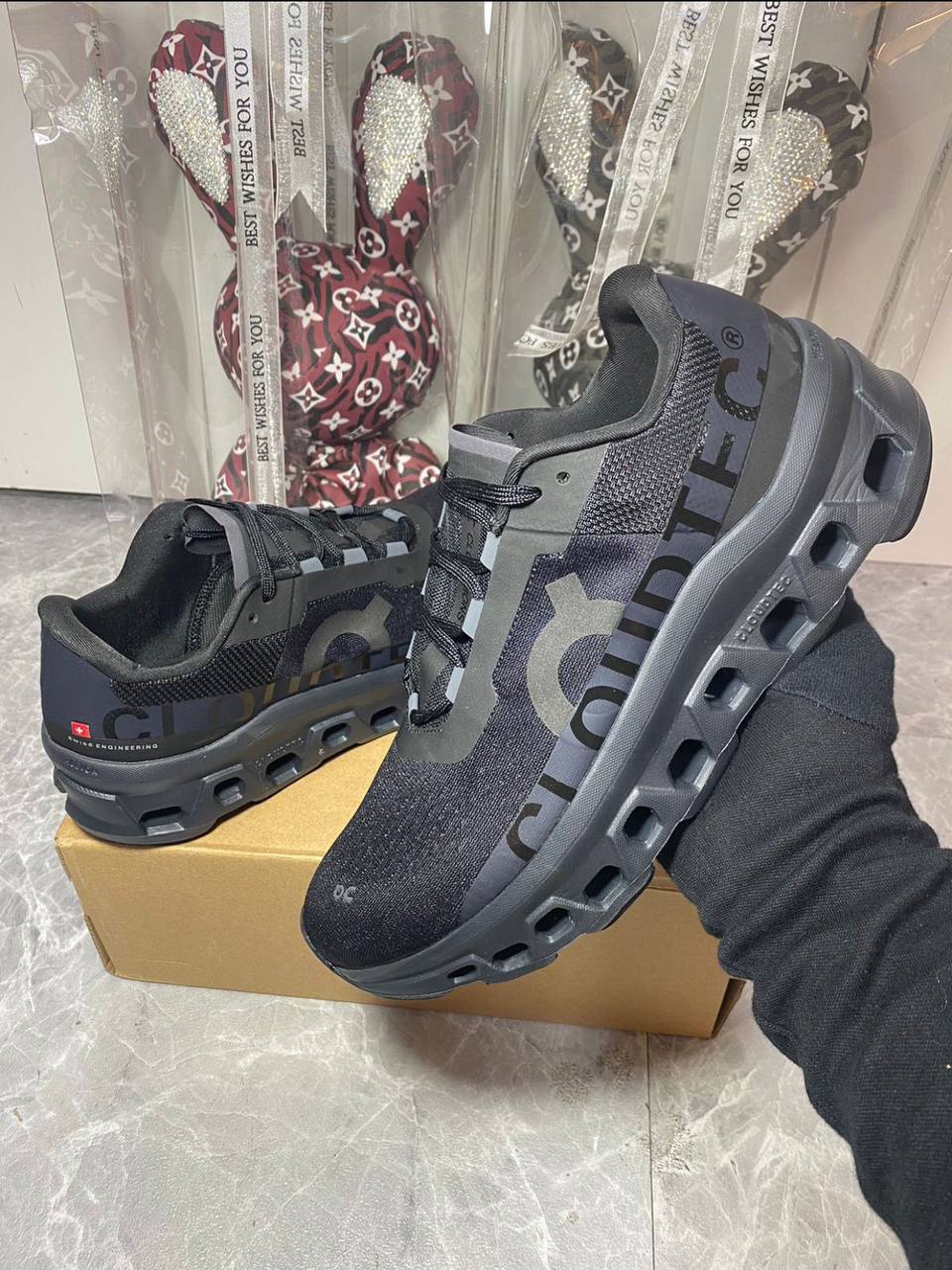 On Cloud monster 1. Full Balck. 
Size 36-45. 
220 dhs✅

Zain242
♥️♥️♥️