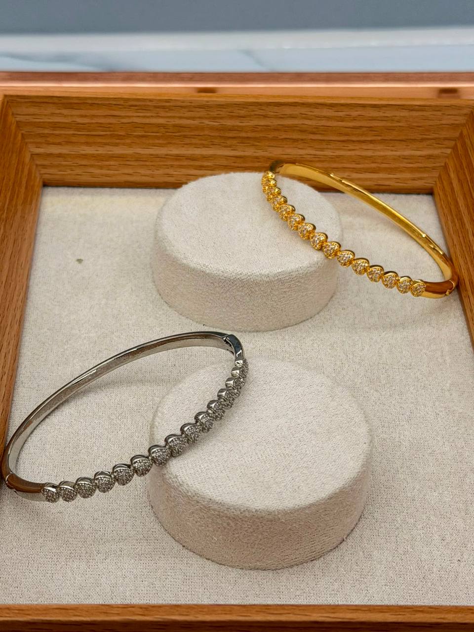 Bangle ❤️‍🔥*
good quality 💯
With black boxes 🗃️ 
20 dhs💓
With normal boxes 📦 
And paper bag🛍️
30 dhs💓

Zain216
♥️♥️♥️