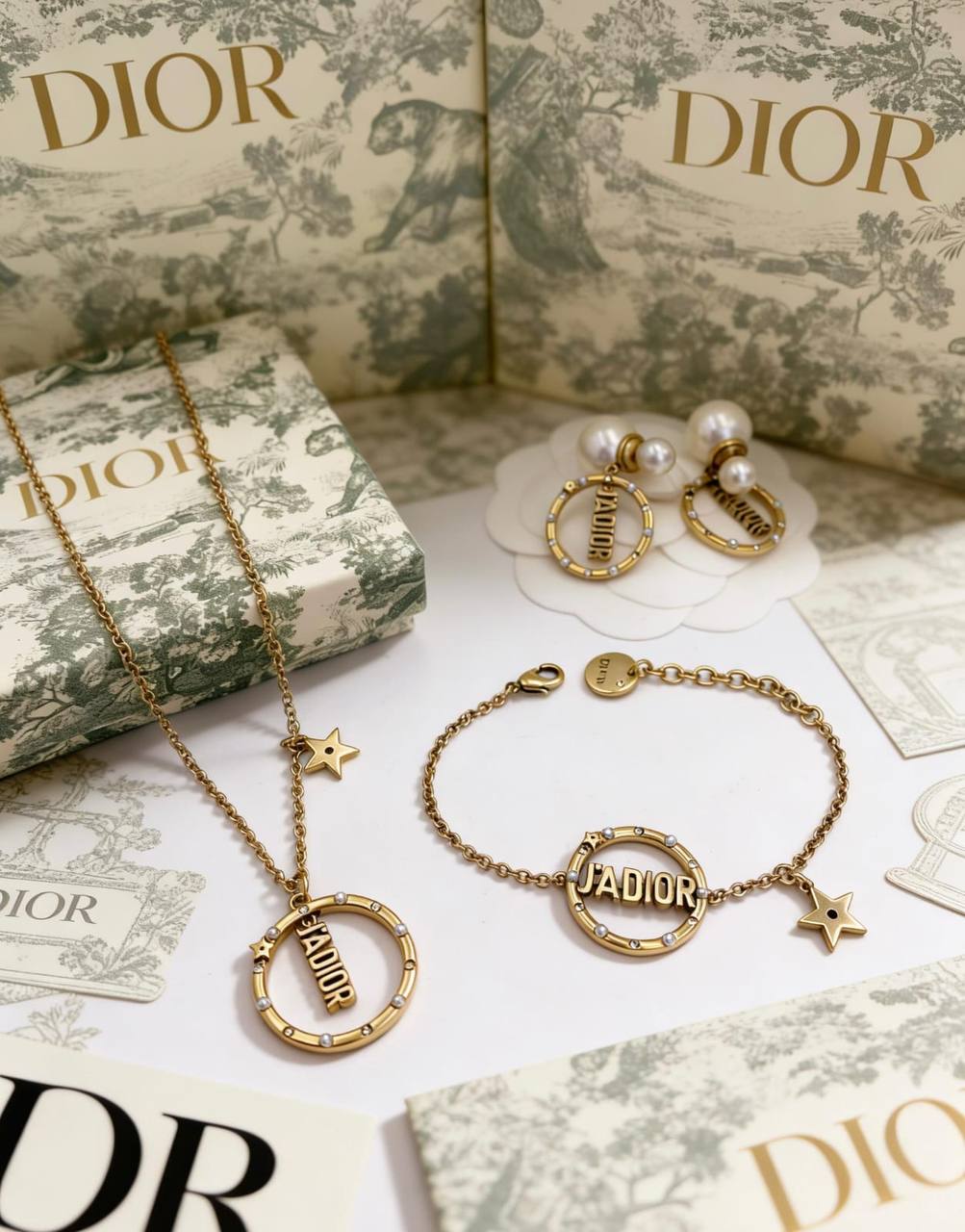 DIOR MASTER
SET ✨💫
NECKLACE BRACELET EARRINGS
135 dhs✅ 
WITH BOX AND PAPER BAG🎁🛍️

Zain89
♥️♥️♥️