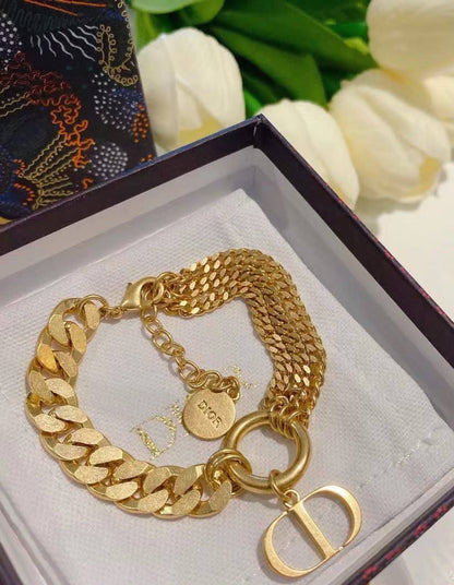 CHANEL 
Bangle ✨
Master quality 💯
With normal boxes 🗃️ 
110 dhs🇦🇪🇦🇪

With master box 📦 
150 dhs🇦🇪🇦🇪

Zain216
♥️♥️♥️