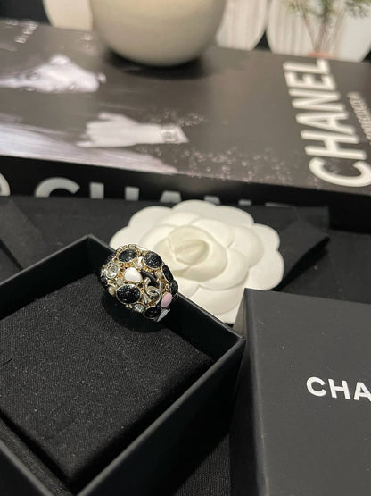 CHANEL 
Ring 💍 availabe size👇
6,7,8
Master quality 💯
With normal boxes 🗃️ 
60 dhs🇦🇪🇦🇪

With master box 📦 
70 dhs🇦🇪🇦🇪

Zain216
♥️♥️♥️