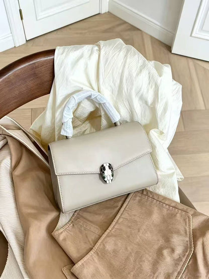 Bvlgari
100 dhs🇦🇪🇦🇪
WITH BOX 🎁

Zain169
♥️♥️♥️