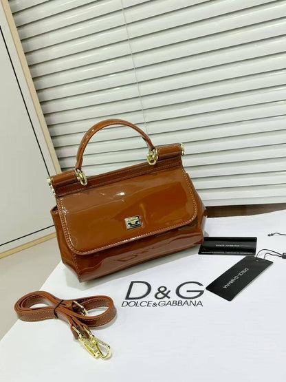 💗 Dolce & Gabbana 
D&G
1️⃣ First quality +🎁
Size : 20 * 15 * 9 cm
95 dhs🌺
with box 🎁

Zain115
♥️♥️♥️