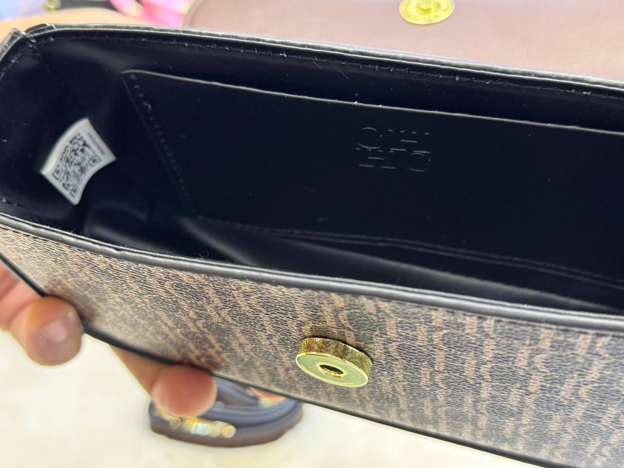 CH - Carolina Herrera
ʜᴀɴᴅʙᴀɢ ᴛᴏᴘ ʜᴀɴᴅʟᴇ
ɪɴ ᴍᴏɴᴏɢʀᴀᴍᴍᴇᴅ ᴘᴀᴛᴛᴇʀɴ
ɢᴏʟᴅ ʜᴀʀᴅᴡᴀʀᴇ
sɪᴢᴇ: 18 cm
ᴡɪᴛʜ ʙᴏx
🎁🎁🎁

90 dhs✅

Zain31
♥️♥️♥️