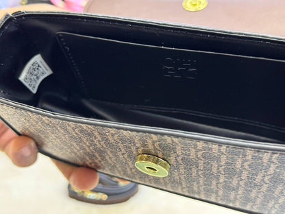 CH - Carolina Herrera
ʜᴀɴᴅʙᴀɢ ᴛᴏᴘ ʜᴀɴᴅʟᴇ
ɪɴ ᴍᴏɴᴏɢʀᴀᴍᴍᴇᴅ ᴘᴀᴛᴛᴇʀɴ
ɢᴏʟᴅ ʜᴀʀᴅᴡᴀʀᴇ
sɪᴢᴇ: 18 cm
ᴡɪᴛʜ ʙᴏx
🎁🎁🎁

90 dhs✅

Zain31
♥️♥️♥️