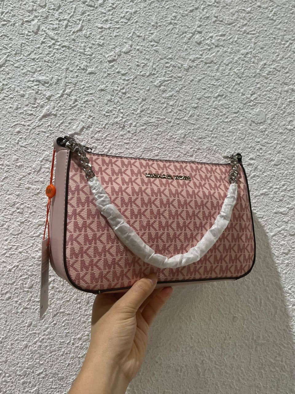 Mk 
90 dhs🪙💕
with box
🎁🎁🎁

size 25×8×16cm

Zain42
♥️♥️♥️