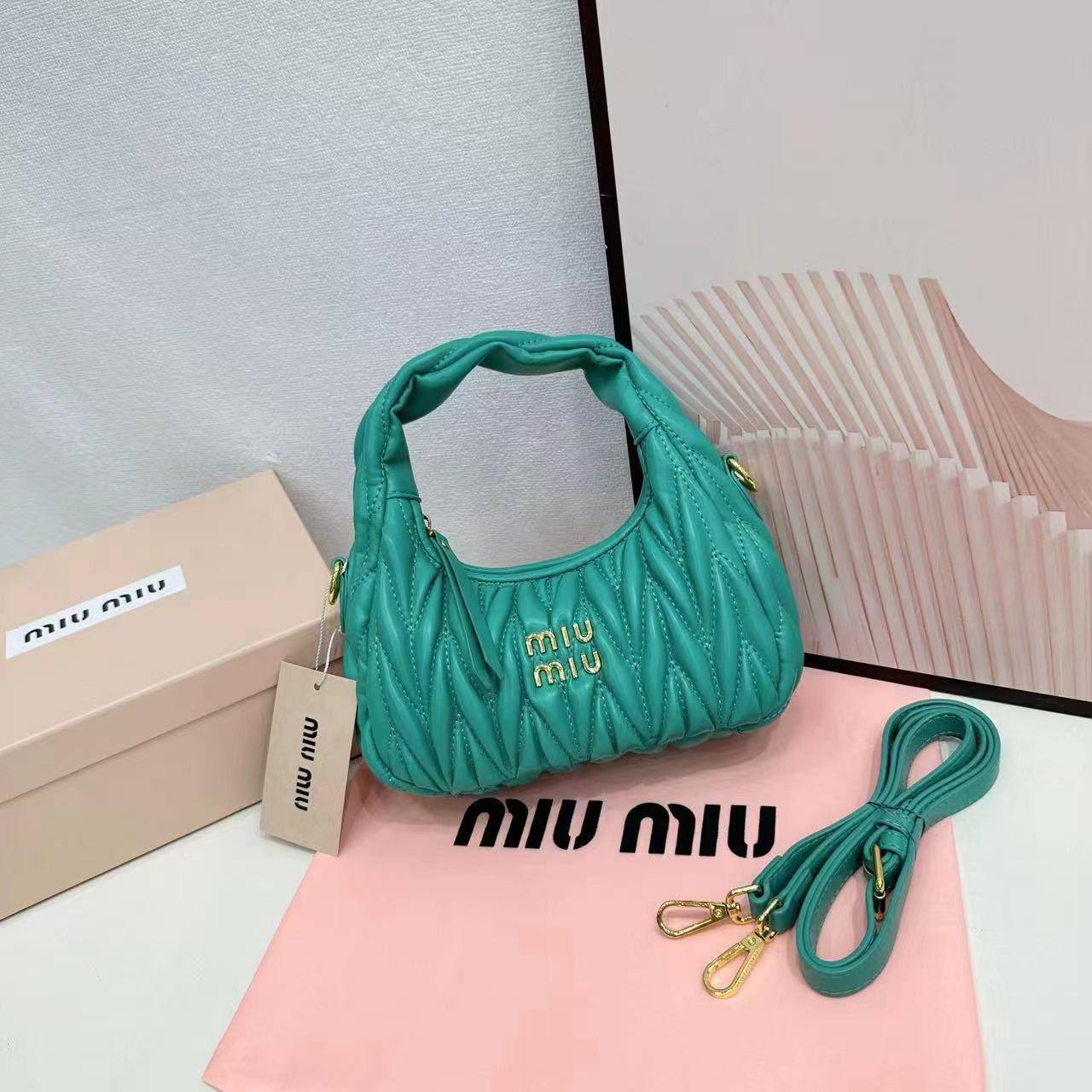 Miu Miu
withbox 
🎁🎁🎁

95 dhs🪙💕

Zain143
♥️♥️♥️