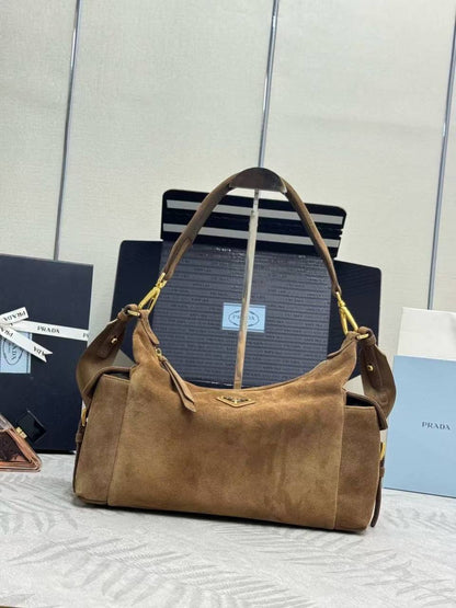 Prada 
Master
340 dhs🪙🌨️
#31cm….

Zain228
♥️♥️♥️